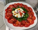 Une image de l'étape 6 de Salade composée de tomates et persil à la mozzarella di buffala et crème de balsamique.