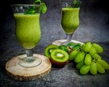 A picture of step 4 of Grapes kiwi smoothie.