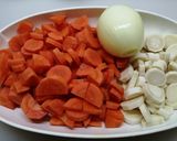 Tejfölös karalábéleves csirkeaprólékkal recept fázis 2 fotója