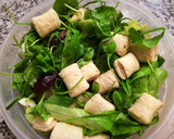 Foto del paso 3 de la receta: Ensalada saludable de rúcula, aceitunas, croutons, queso y huevo