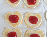 Foto del paso 5 de la receta: Piruletas corazón de hojaldre relleno de mermelada