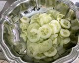 Une image de l'étape 4 de Salade de tomates et concombre à l’oignon rouge et persil.