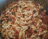 Foto del paso 3 de la receta: Cintas con salsa de tomate, aceitunas negras y albahaca