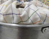 Foto langkah ke 3 dari resep Bolu Kukus Semangka.