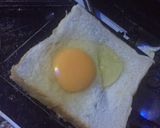A picture of step 3 of Egg filled toasted bread.
