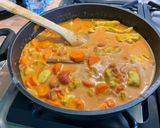 Une image de l'étape 17 de Poulet aux carottes, épices et lait de coco.