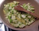 Foto del passaggio 2 della ricetta Spaghetti con zucchine alle tre consistenze
