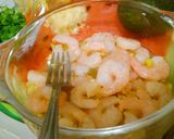 Foto del paso 2 de la receta: Brochetas afrodisiacas de fresas y camarón al perejil