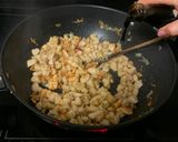 Foto del passaggio 4 della ricetta Pollo con mandorle e noci