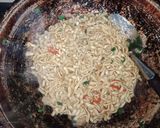 Foto langkah ke 7 dari resep Mie Goreng Bakso.