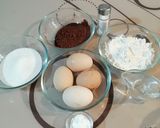 Pas rețetă Prăjitură cu blat de cacao, blat de nucă și cremă de vanilie 1 fotografie