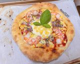 Hình bước làm 3 của món Pizza tôm và xúc xích phô mai 🧀