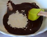Une image de l'étape 2 de Cake choco carambar dans un bocal.