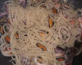 Foto del paso 4 de la receta: Espaguetis marisco bacon con mojo verde