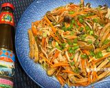 A picture of step 15 of Stir-Fried Tofu Skin with Oyster Sauce and Two Mushrooms.