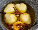 Foto del paso 4 de la receta: 🍐🪻 Peras al almíbar de azafrán + Tarta de peras al azafrán - Dos recetas en una 🪻🍐