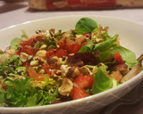 Foto del paso 5 de la receta: Ensalada variada con salmón, fresas y avellanas