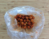 Foto del passaggio 2 della ricetta Purea di ceci, filetti di triglia e ceci croccanti alla paprika
