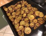 Une image de l'étape 7 de Pommes de terre roseval rôties aux épices, ail, échalotes et origan.