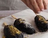 Foto del paso 5 de la receta: Paletas congeladas de plátano