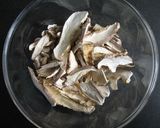 A picture of step 1 of Simmered Sliced Shiitake.
