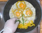 A picture of step 3 of "Yellow Flower" Fried Eggs🌼🌼🌼.