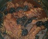 Foto del paso 3 de la receta Pies de cerdo estofado con ciruelas