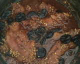 Foto del paso 3 de la receta: Pies de cerdo estofado con ciruelas