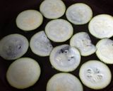 Foto del paso 2 de la receta: Tarta de yogur griego, feta y calabacín