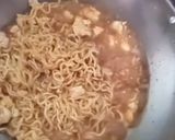 Foto langkah ke 6 dari resep Indomie Goreng Nyemek.