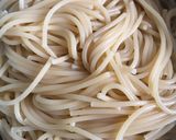 Ketchupos zöldfűszeres csirkemell, spagetti tésztával recept fázis 4 fotója
