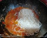 Foto del paso 5 de la receta Noodles de arroz con rape y frutos de mar