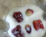 A picture of step 2 of Strawberry shake.
