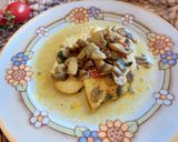 Foto del passaggio 3 della ricetta Pollo in umido, con funghi, pomodorini e curcuma