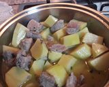 Foto del passaggio 4 della ricetta Spezzatino di maiale in bianco con patate