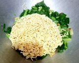 Foto langkah ke 2 dari resep Mie Goreng Sawi Hijau.