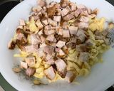 Une image de l'étape 9 de Salade de pâtes au porc, tomates, champignons, feta et cornichons.