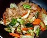 รูปขั้นตอนการทำที่ 3 ของ ก๋วยเตี๋ยวผัดซีอิ๊วผัก