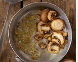 Foto del passaggio 2 della ricetta Crema di funghi e nocciole tostate