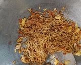 Foto langkah ke 3 dari resep Mie goreng telur.