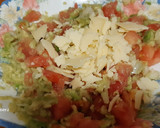 Foto del paso 3 de la receta: Tomates rellenos de aguacate, cebolla y queso