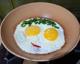 Foto langkah ke 2 dari resep Telur Ceplok Tersenyum.