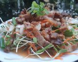 รูปขั้นตอนการทำที่ 3 ของ ยำหมูกรอบต้นอ่อนทานตะวัน 🌶️ 🥗 Crispy Pork Belly Spicy Salad