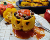 Foto del paso 8 de la receta: Pimientos rellenos de pollo y arroz negro, especial Halloween