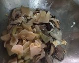 รูปขั้นตอนการทำที่ 4 ของ กระเพาะหมูผัดผักกาดดองทรงเครื่อง