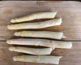 A picture of step 1 of White asparagus with lemon and pistachios - vegan.