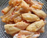 Foto del paso 1 de la receta: Alitas de pollo guisadas en salsa de azafrán con guisantes al jamón