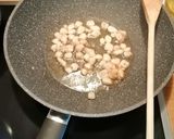 Szalonnás sült csirkemáj cukkinipürével recept fázis 2 fotója