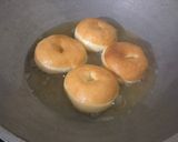 Foto langkah ke 5 dari resep Donat meses coklat.