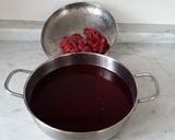 Foto del passaggio 4 della ricetta Sciroppo di rose
